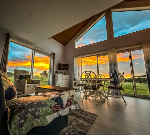 Top Airbnb: Kaikoura Farmstay - Loft bedroom ocean sunrise in Canterbury