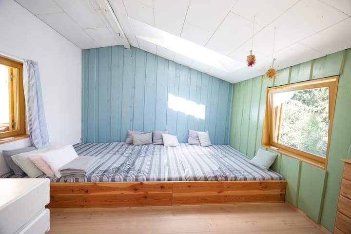 上层5x2米床，可容纳5人。5张非常柔软的床垫+板条底座，包括天窗，可观星空；） 