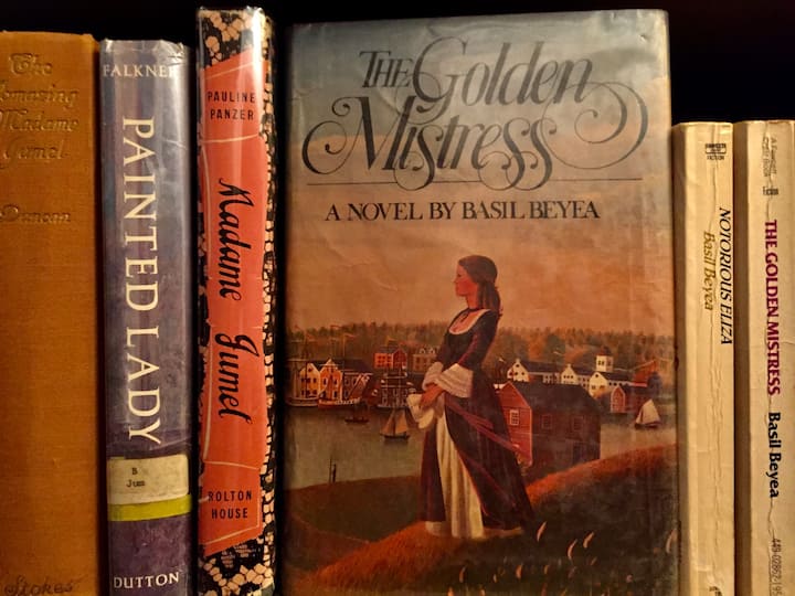 على أفقي كبير في الحي.