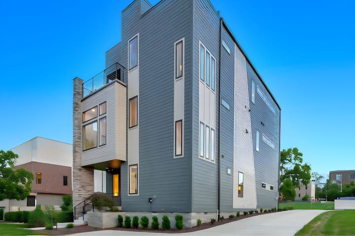 Spacious Gulch Mansion | Super Skyline Views