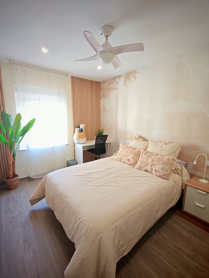 Camera 3, con letto da 135 cm, TV da 32", ventilatore a soffitto, emitter termale e vista sul Palazzo del Congresso.