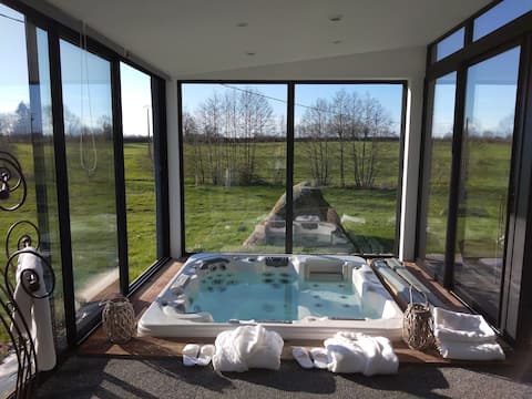 Cap au P'tit Pont bed and breakfast with hot tub and private pool