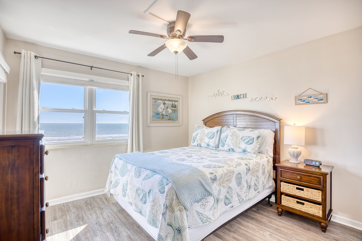 Hlavná spálňa s úchvatným výhľadom na oceán a súkromnou prechádzkou na balkóne!  Roku TV