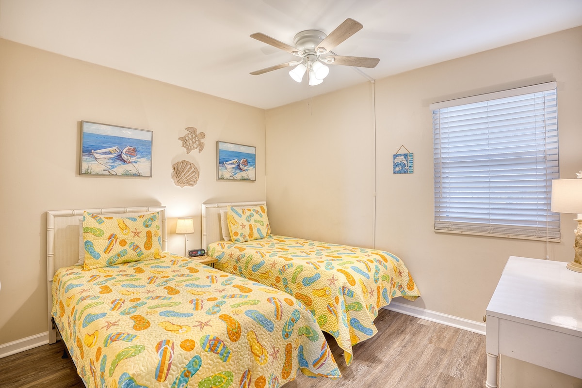 Novo aktualizovaná 3. spálňa s pohodlnými oddelenými posteľami a všetkými novými podlahami. V tejto spálni je tiež televízor Roku.