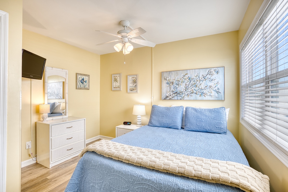 Nádherná plne zrekonštruovaná 2. spálňa s výhľadom na oceán a veľkou súkromnou polovičnou kúpeľňou! Nová manželská posteľ, nová podlaha, televízor Roku