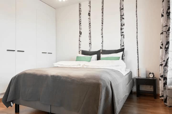 Relájate en una habitación bellamente diseñada con una decoración inspirada en la naturaleza y texturas suaves y sábanas de 5 estrellas.