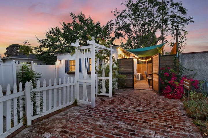 Stunning Cozy Summer Cottage Superb Private Patio - Los Angeles, CA