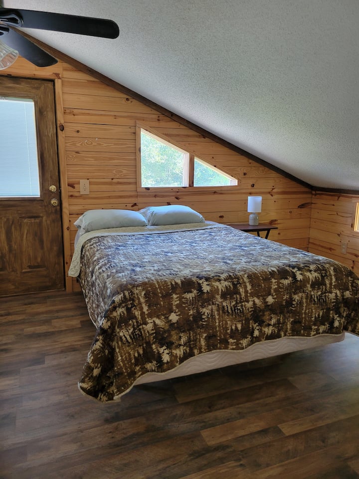 na poschodí je jedna menšia manželská posteľ 