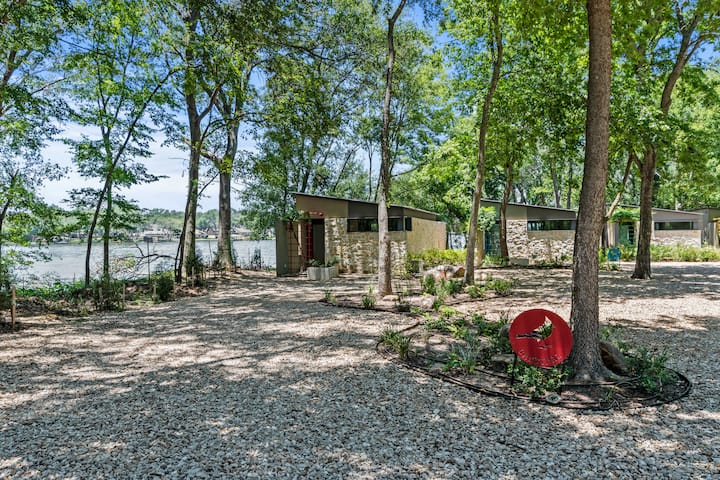 Te damos la bienvenida a Cardenal Cottage, la primera de las cuatro escapadas privadas para tu grupo. Escondida en la entrada de Sunrise Point, esta encantadora casa de campo ofrece todas las comodidades acogedoras de un hogar con hermosas vistas para que sea el refugio perfecto.