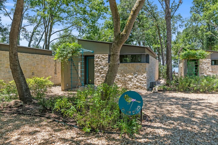 Bluebird Cottage es la escapada privada perfecta para una pareja de tu grupo. Ubicado junto al lago con impresionantes vistas, proporciona el espacio perfecto para relajarse y descansar, lo que lo convierte en un lugar ideal para retirarse sin dejar de ser parte de una experiencia grupal.