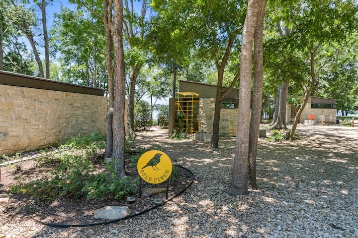 Goldfinch Cottage es el último de los cuatro retiros privados. Con interiores acogedores e impresionantes vistas al lago, es la escapada tranquila perfecta para una pareja de tu grupo, que ofrece relajación y comodidad a solo unos pasos de las otras casas de campo.