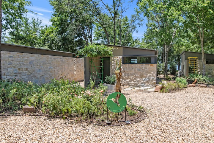Hummingbird Cottage ofrece un entorno tranquilo y privado para una pareja afortunada en tu grupo. Con hermosas vistas y un exterior acogedor, es el lugar ideal para retirarse y relajarse, todo mientras estás a pocos pasos de las otras casas de campo.
