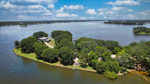 Lakefront Retreat | 4 Cottages, Pool & Pickleball