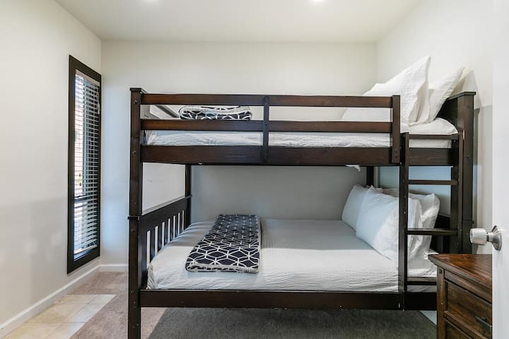 Volledige slaapkamer met stapelbed (geschikt voor vier kinderen of twee volwassenen)