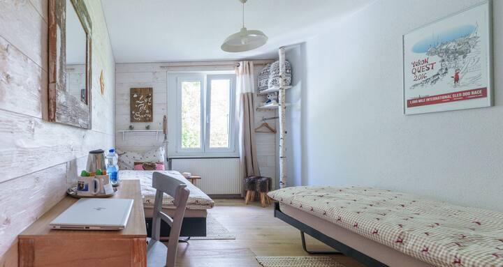 La habitación Yukon tiene capacidad para 2 personas. Posibilidad de juntar las 2 camas para hacer una cama doble.
Cuarto de baño privado con ducha y WC.