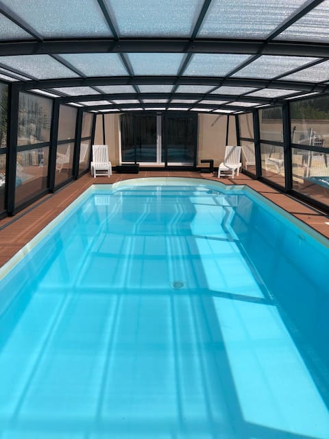 Villa familiale moderne avec piscine chauffée