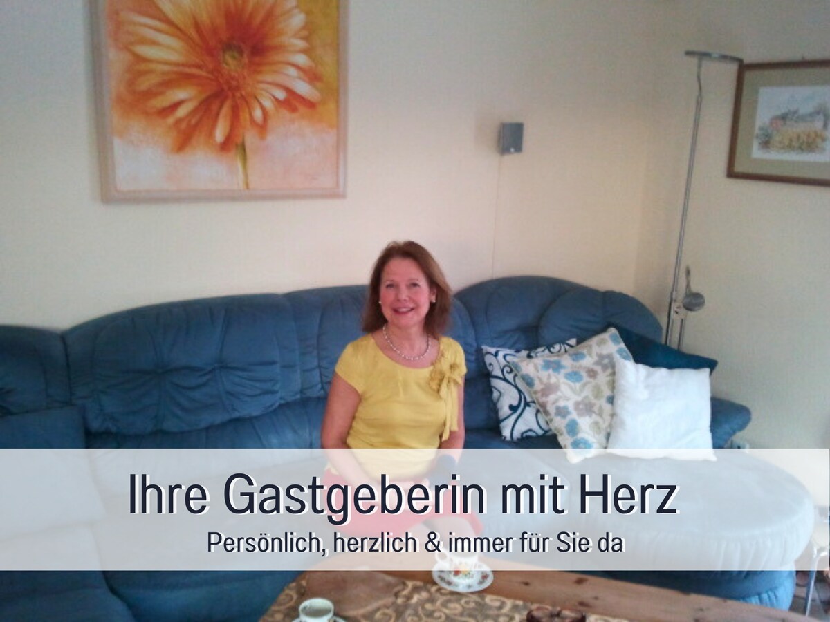 Vaša domaćica sa srcem: osobna, srdačna i uvijek tu za vas. Možete računati na srdačnu pažnju, individualne savjete i podršku za nezaboravan boravak u Geestlandu.”