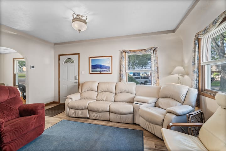 Comfortable Four Bedroom House Near Lambeau Field - Green Bay, WI