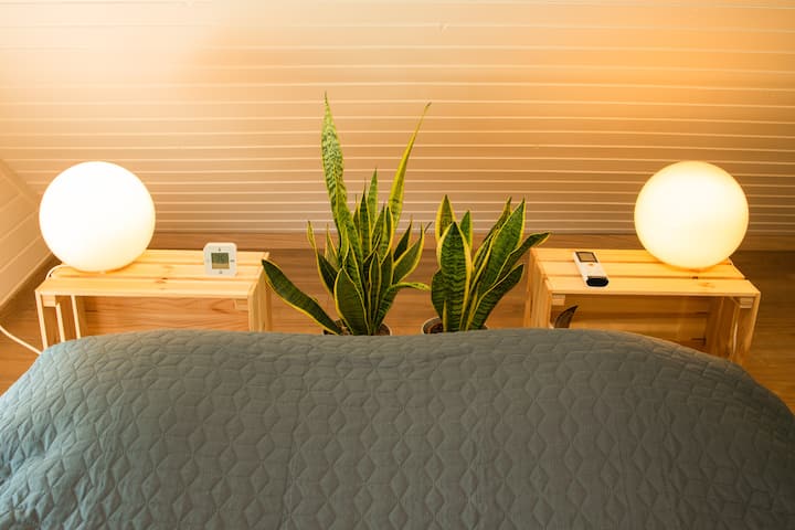 A felső (barna) apartman parkoló felöli hálószobája.