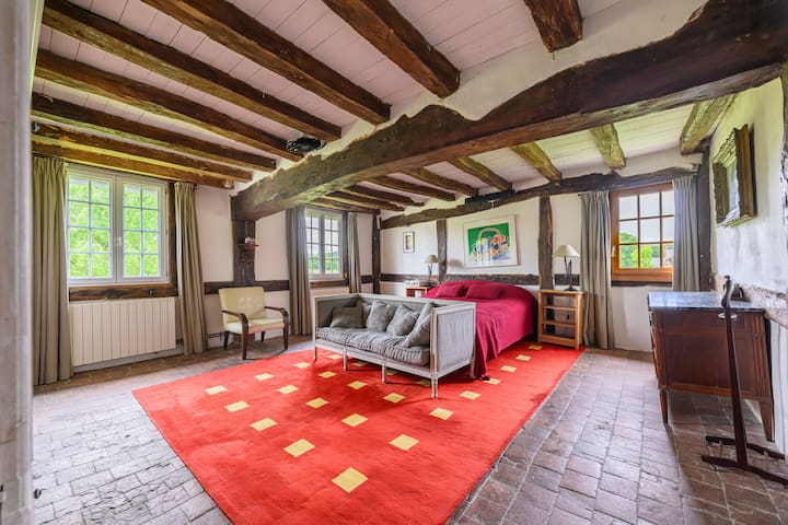 เราอยู่ใน "ห้องนอนใหญ่ที่อยู่ติดกับห้องน้ำหมายเลข 2 ประมาณ 40 ตร.ม. มีหน้าต่าง 3 บานและพื้นดินเผาแบบดั้งเดิม (ศตวรรษที่ 16) ห้องนี้อยู่ห่างจากห้องนั่งเล่นมากที่สุด อยู่เหนือชาร์เร็ตเตอรี่