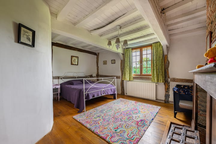 เตียงขนาดใหญ่ 160/200 และโต๊ะเล็กๆ ที่มุมห้อง 