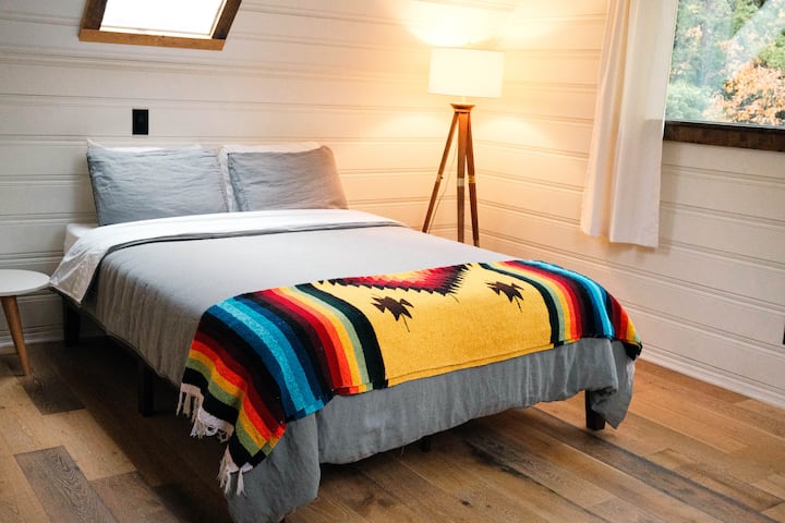 غرفة بحجم كوين في الطابق العلوي بمناورتين لمشاهدة النجوم.