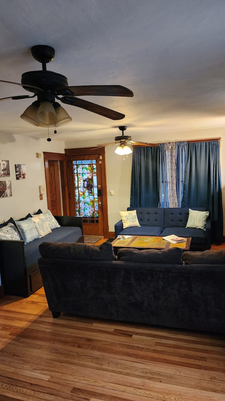Clean/spacious 1 Bedroom House!
(W/parking & Yard) - Six Flags New England, Agawam