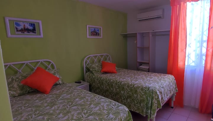 СПАЛНЯ 3 С 2 ЕДИНИЧНИ ЛЕГЛА