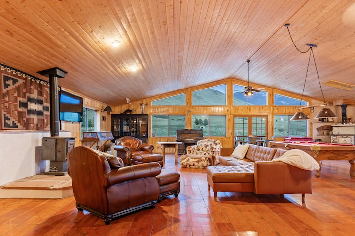 Private Ranch Lodge Sleeps 15 with Fishing pond !