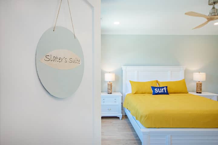 Slater's Suite-Named after Famous World Champion Kelly Slater.  Dormitorio tamaño king con armario y baño privado adjunto con ducha/bañera.  Ubicado en el nivel inferior.