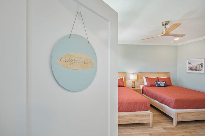 Gidget's Galley, llamada así por Kathy "Gidget" Kohner, que popularizó el deporte del surf en la corriente principal de Estados Unidos.  Este dormitorio tiene dos camas tamaño queen con baño adjunto en suite.  Este dormitorio se ubica en el de arriba.  