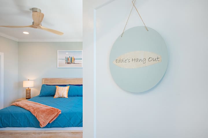 Eddie's Hang Out-Named después de Eddie Aikau, un famoso surfista hawaiano, salvavidas y viajero que dejó una huella duradera en el surf.  Dormitorio tamaño king, enorme vestidor y baño adjunto con tocador doble.  Ubicado en el nivel superior.  
