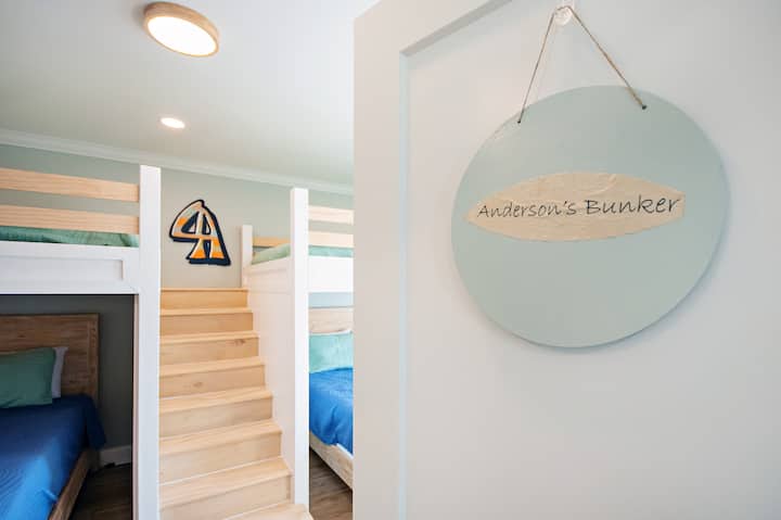 Anderson's Bunker: dedicado al surfista local Anderson Estep.  Esta habitación con literas tiene un total de cuatro camas queen.  Tiene un gran vestidor y un baño adjunto con tocador doble y ducha/bañera.  Este dormitorio se ubica en el de arriba.  