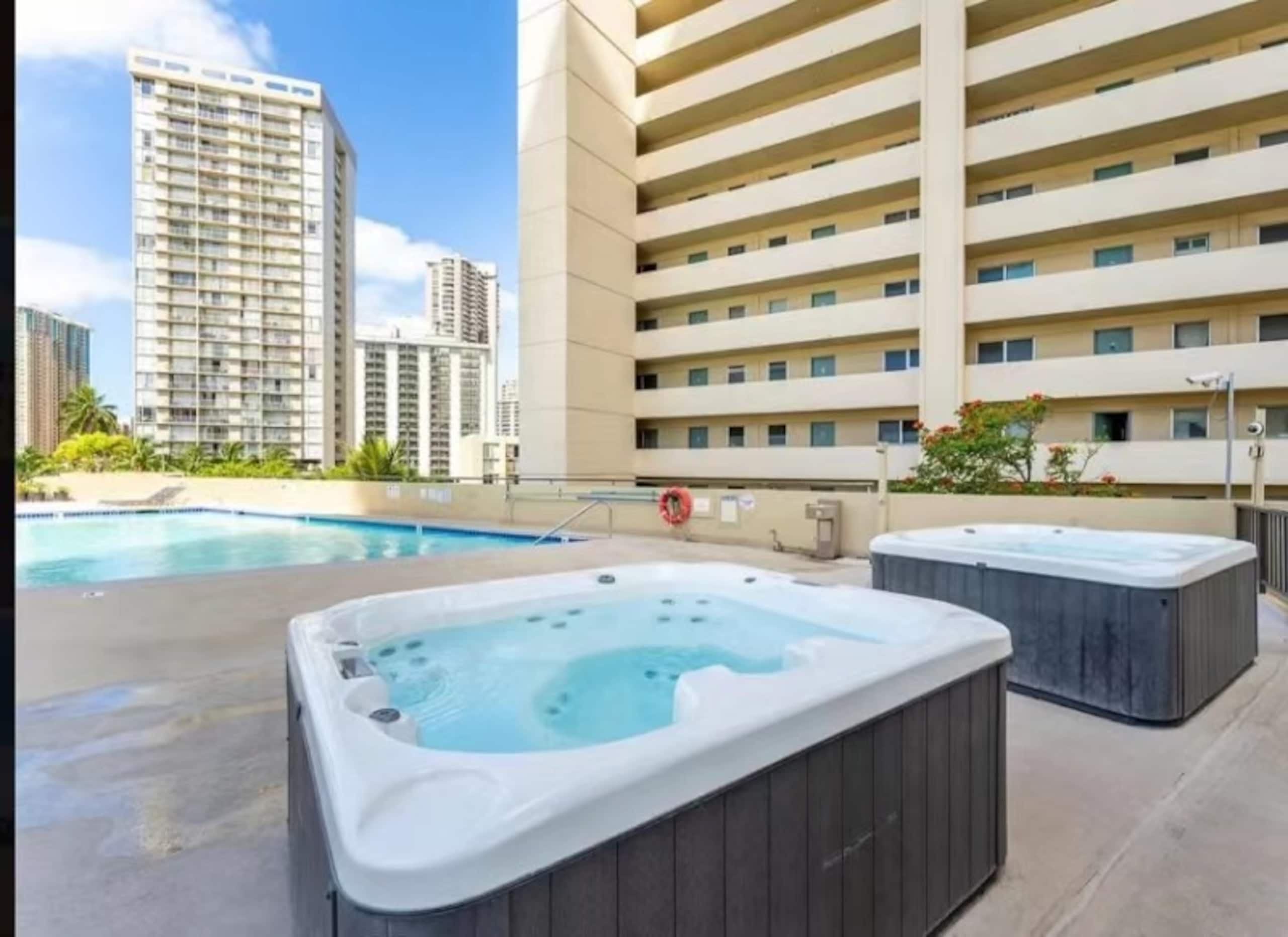 Condo in Honolulu · ★4.35 · 1 bedroom · 2 beds · 1 private bath - Image 4