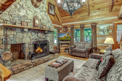 Private Petting ZOO - Fire Pit, FP & Hot Tub!