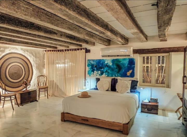 Posteľ je menšia a má mimoriadne sebavedomý matrac a vankúše. Posteľná bielizeň je z bavlny so 100% 300 závitmi. 
Umelecké dielo je od známej miestnej umelkyne Flávie Rosalesovej.
Byt je z Marmol Europeo.