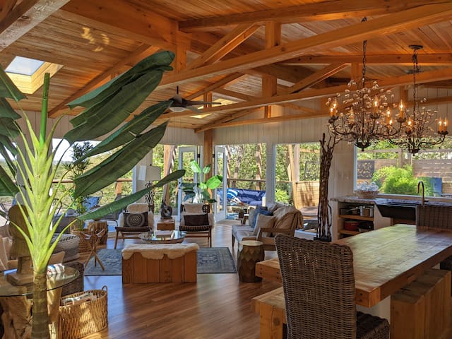 Glass Treehouse- 5 stories high w/VIEWS-POOL-LAKE