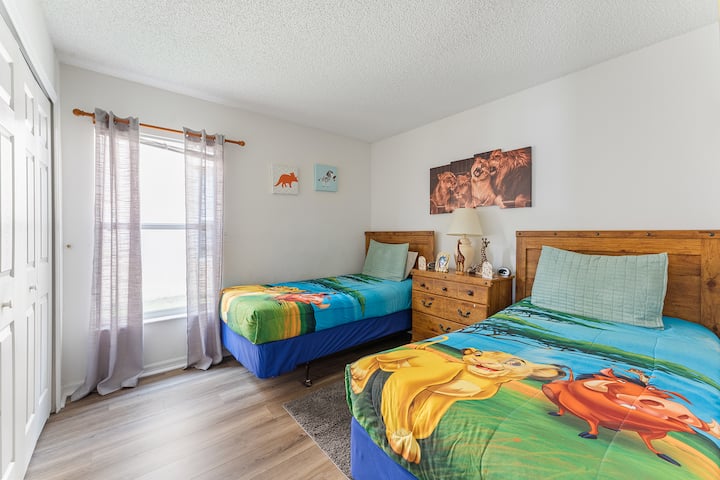 Tematická spálňa Lion King s dvoma oddelenými posteľami