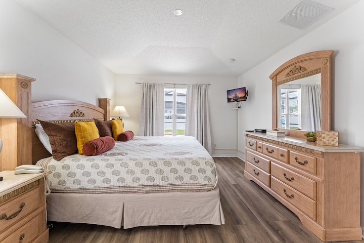 Ošúchaná elegantná spálňa s manželskou posteľou King