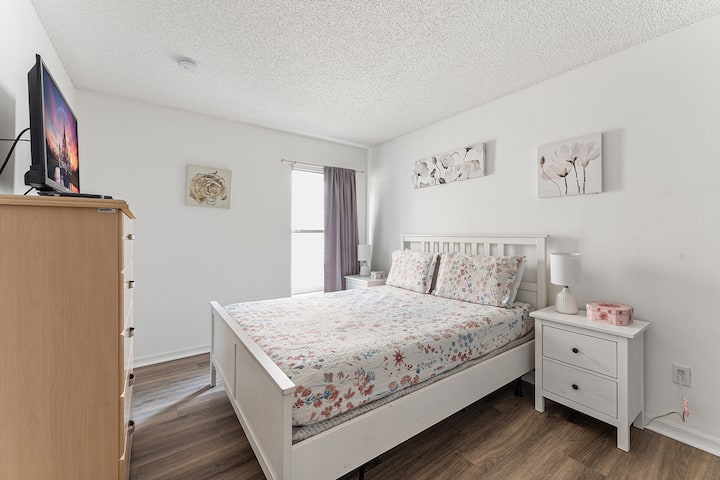 Kvetinová a romantická spálňa s manželskou posteľou