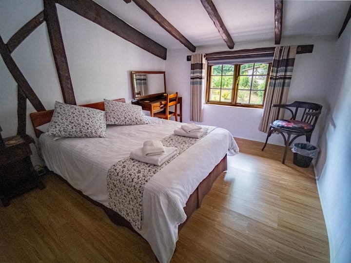 Primer piso, cama pequeña para 2 personas. Persianas opacas.
incluye ropa de cama, toallas, ventilador de pie, armario, mesita de noche, lámpara, tocador, silla, basurero, detector de humo.