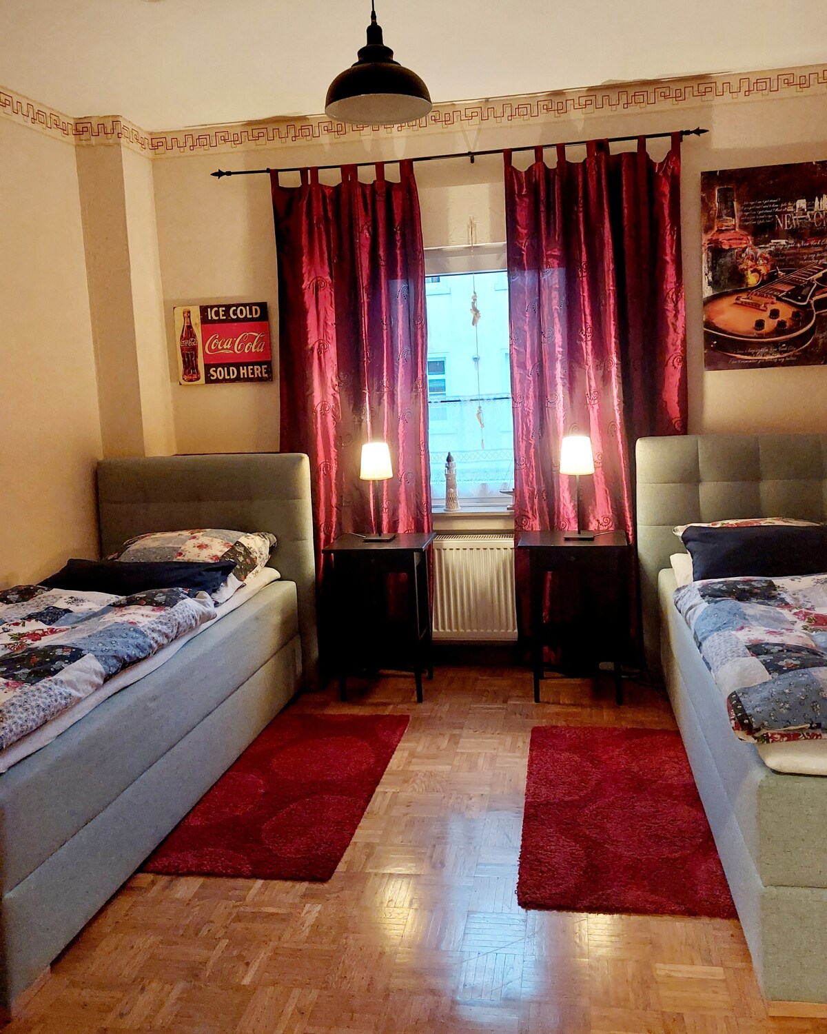 Druhá spálňa s inteligentnou televíziou, šatníkom a poličkou.