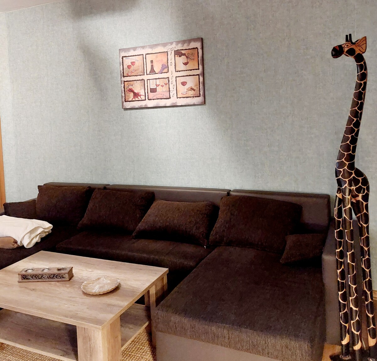 Obývacia izba s veľkou inteligentnou televíziou,  knihami a hrami pre všetky vekové kategórie, ako aj elektrickým krbom.