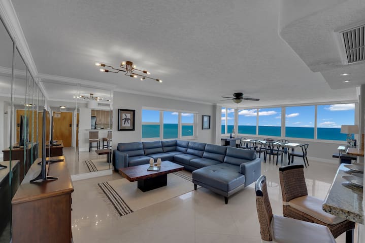 2 BR Apt w/ amazing view of beach, pool, beach bar
