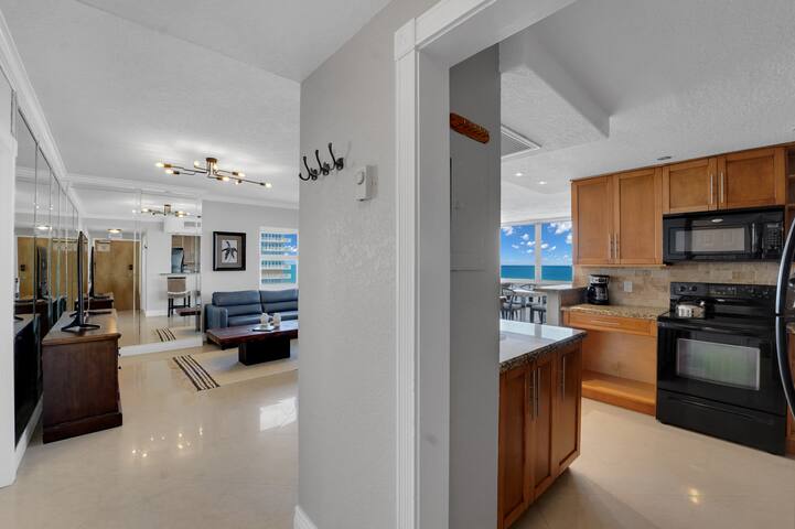2 BR Apt w/ amazing view of beach, pool, beach bar gallery image 2