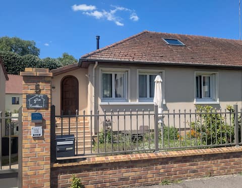 Casableau house garden facing castle park