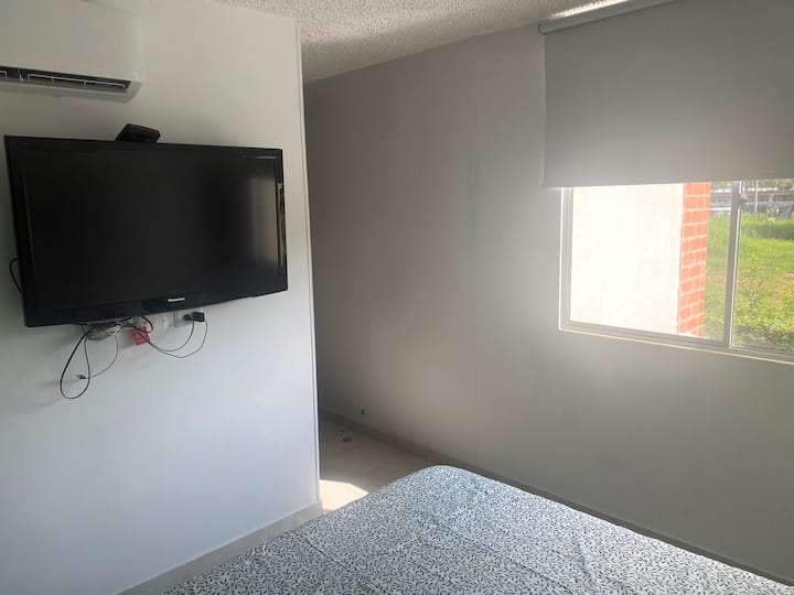 Chambre principale avec lit double (160 cm)  avec salle de bain privée, télévision et climatisation