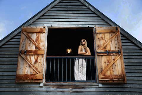 Greenwood Cottage - Charming Spacious Retreat