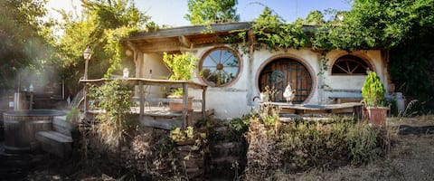 "Hobbit" House, Les Petits Bonheurs