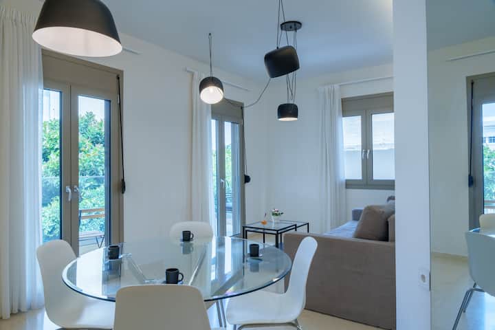 Elegante sala de estar con comedor y luz natural